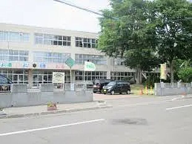 【新川中央小学校まで約400m(徒歩5分)】通学路が短いからこそ、親の目も届きやすく安心。