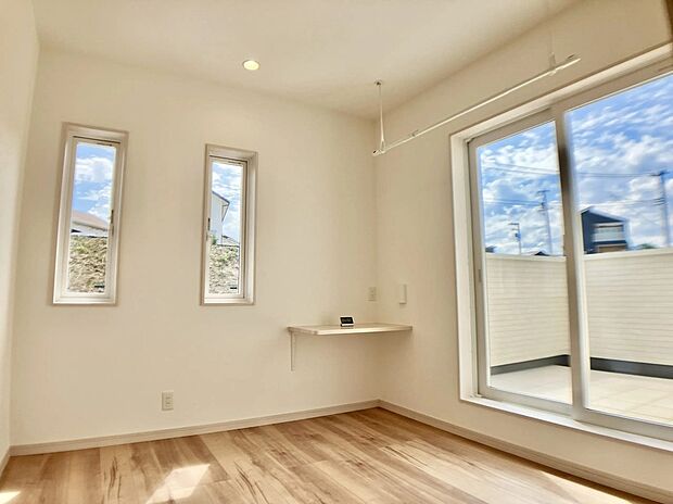 【ホール】青空リビングに隣接するホールは広々としており、南側に位置しているので、ランドリールームとしても活躍しそう。また、角に棚が備え付けられている為、ちょっとしたデスクにも活用できます。