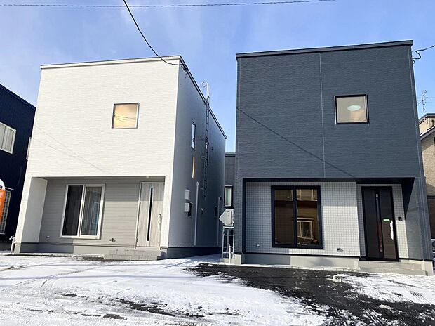 【現地外観写真】直線的なフォルムが美しい四角い外観デザイン。シンプルで洗練された佇まいが街並みに映える、モダンな印象の住まいです。