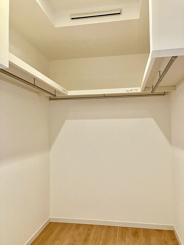 【ウォークインクローゼット】季節物の洋服や大きなスーツケースなども収納できる!
洋服を探す手間が減り、コーディネートもしやすい◎