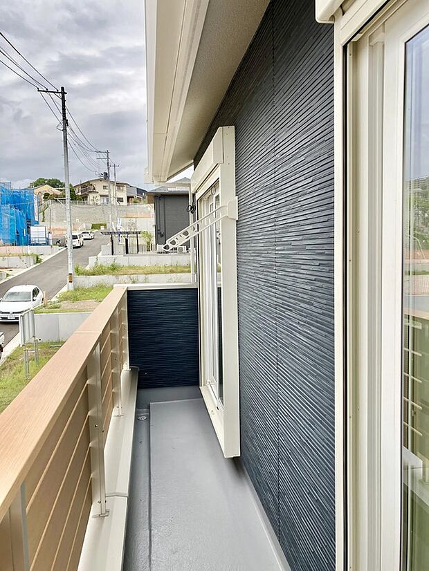 【南面バルコニー】雲以外に太陽を遮るものがありません。
お洗濯物も乾きやすく、何より明るく気持ちのいい光が入ってきます!
