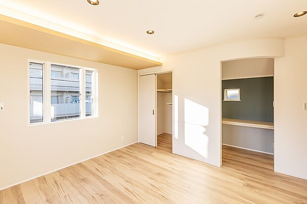 【主寝室】窓から明るい光が差し込み、温かい雰囲気が伝わります!調光式の間接照明も設けております!