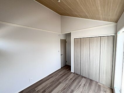 勾配天井を設けた洋室