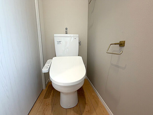 【トイレ/TOTO CS370】汚れが付着しにくい表面仕上げで、お手入れラクラク♪大8L・小6Lの節水洗浄と防露仕様を採用した、使いやすく快適なトイレです。