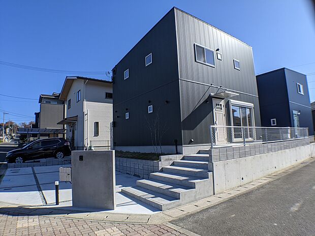 シンプルで無駄のないフォルムに、落ち着いたカラーリングを採用したスタイリッシュな外観。周囲の街並みに調和しながらも、存在感のあるデザイン住宅です。
※掲載写真は参考イメージです。