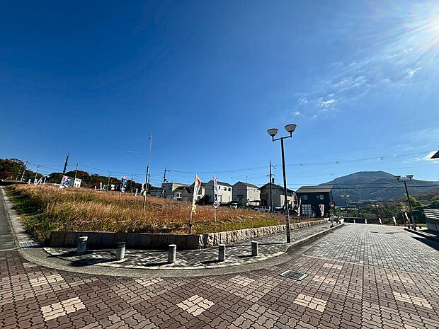 【現地土地写真(3)】前面道路からの現地写真。分譲地内は見通しがよく、開放感のある街並みが広がっています。