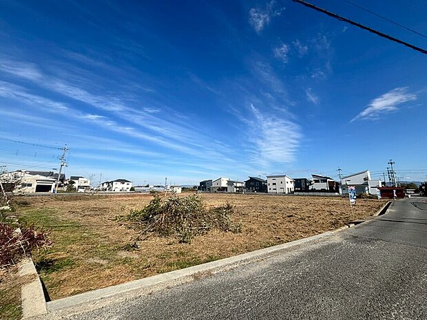 【現地写真(1)】広々とした分譲予定地。
開放感のある立地で、ゆとりある敷地を活かした住まいづくりが可能です。