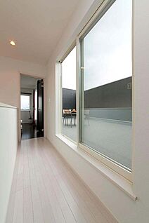 光を取り込む廊下空間参考画像（PENTHOUSE）
