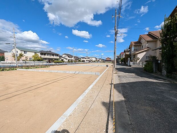 【現地土地写真(1)】南側に開けた立地で日当たり抜群。広がりを感じる整形地で、ゆとりある住まいづくりが可能です。