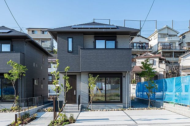 【外観】■8号地外観　グレートーンの外壁に、直線的なフォルムが際立つデザインの外観となっています。清潔感とシャープさを兼ね備えた、飽きのこない住まいです。