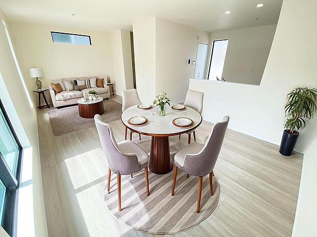 ≪Living room≫
自然なコミュニケーションが生まれるリビングイン階段を採用！暖かい光が降り注ぐ、温もりあふれるお住まいです☆
※家具をCGで加工しています。家具付き販売ではございません。