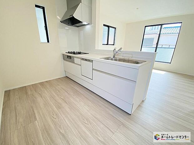 ≪Kitchen≫
日々のお料理のしやすさはもちろん、お子様と一緒に並んで料理も楽しめちゃう広々キッチン♪ご飯のおいしい香りにひかれて家族との会話も弾みます！！