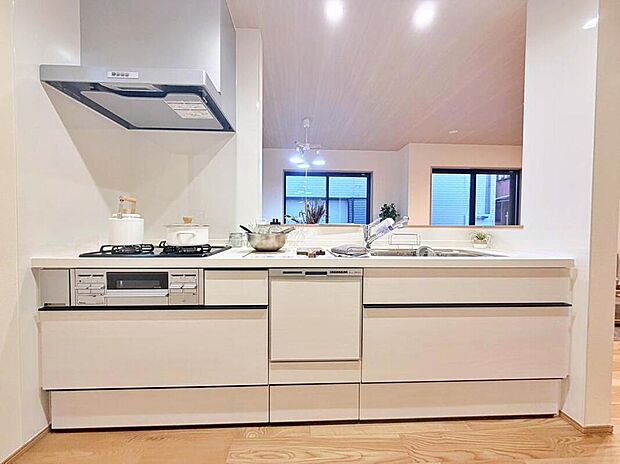 ≪Kitchen≫
家事を手助けする食洗機付システムキッチン採用!対面式キッチンですので、お食事の準備をしながらご家族との会話を楽しめます♪