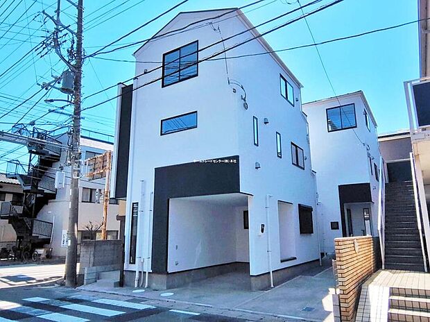 ≪1号棟外観：現地ご案内は便利なネット予約も可能です！お気軽にお問い合わせください♪≫
完成済み！実物をじっくりチェックできます。さまざまな設備や間取り、住み心地を現地でご確認ください♪