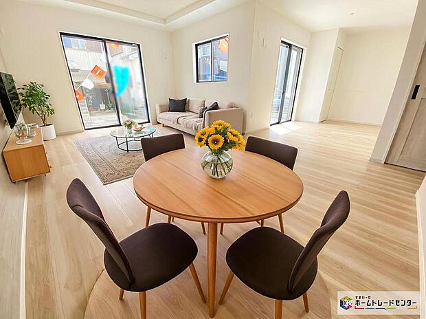 ≪Living room≫
採光良好なリビングは、ご家族の憩いの空間。居心地の良い快適な安らぎの場所にもなりそうです。
※家具をCGで加工しています。家具付き販売ではございません。