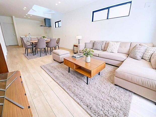 ≪Living room≫採光良好なリビングは、居心地の良い快適な安らぎの場所にもなりそうです!家族でのんびりとおくつろぎください♪※家具をCGで加工しています。家具付き販売ではございません。