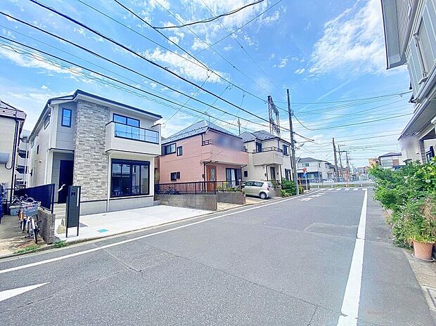 ≪内覧以外にも資金計画やライフプランに寄り添ったご提案をいたします♪≫
前道路は広々としていて駐車楽々◎
カースペースは2台分!(※車種制限がある場合がございます。)
