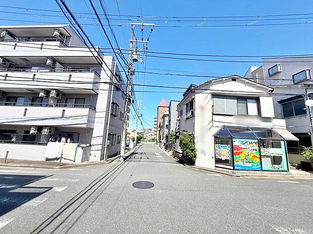 ≪見学予約ができます！≫
お客様に合った資金計画書の作成や近隣の完成物件のご紹介も可能です♪
※解体工事前の写真です