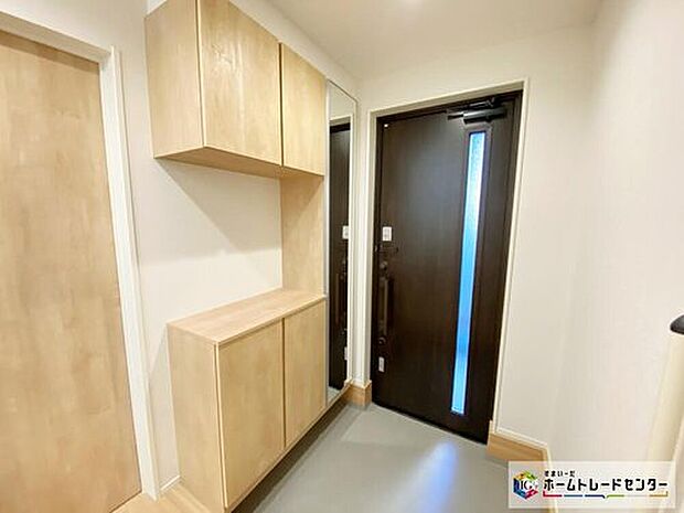 【玄関】コの字型の玄関収納を採用。多くの靴を収納できる上、飾り棚を利用して、お越しいただくお客様をおもてなしできます。