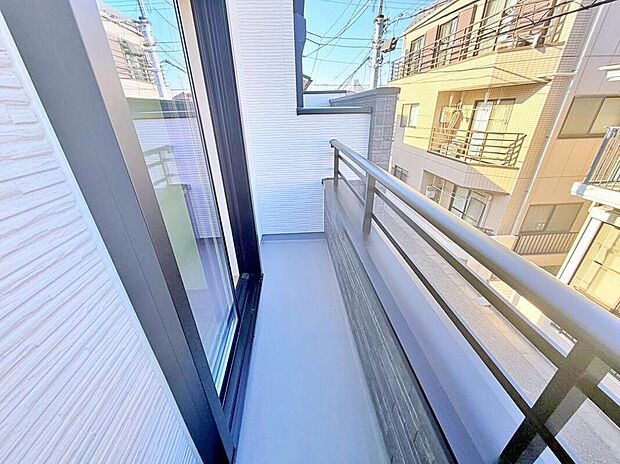 【バルコニー】南面・北面に配置された2面バルコニーでは、時間帯によって変わる陽当たりに合わせて洗濯物を干せば効率UP↑