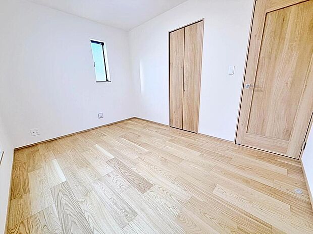 【リビング以外の居室】木目調の温かみのあるフローリングですので、壁紙ともマッチします！
全居室に収納を完備しておりますので、いつでもお部屋をすっきりとお使い頂けます♪