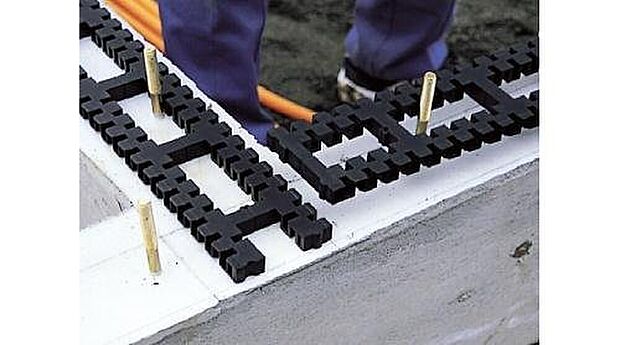 【【基礎パッキン】】基礎と土台を絶縁することで、腐朽菌や、シロアリの被害を未然に防ぎ、建物の耐久性や建材の持つ性能を十分に発揮させます。 キソパッキンロングを通して、基礎全周から床下内へ自然の風を送り込みます。