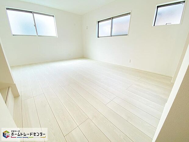 【≪Living room≫】ホームパーティに招きたくなる自慢の広々LDK。伸びやかな子育てや、にぎやかなふれあいの日々を存分に楽しんでください。