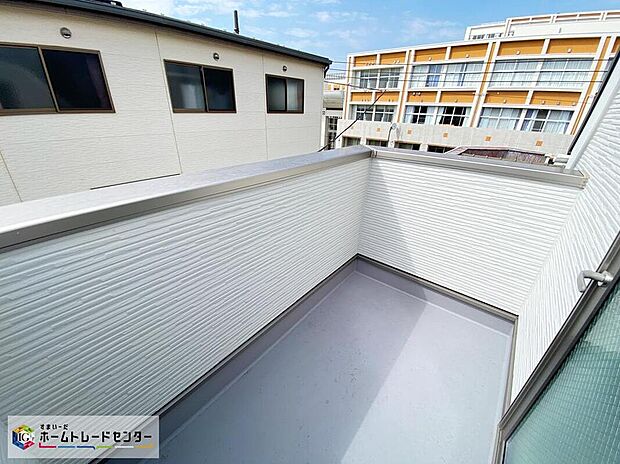 【≪Balcony≫】バルコニーでは大きく広がる青空を眺めながら日光浴など、プライバシーを守りながら豊かな時を過ごせます。