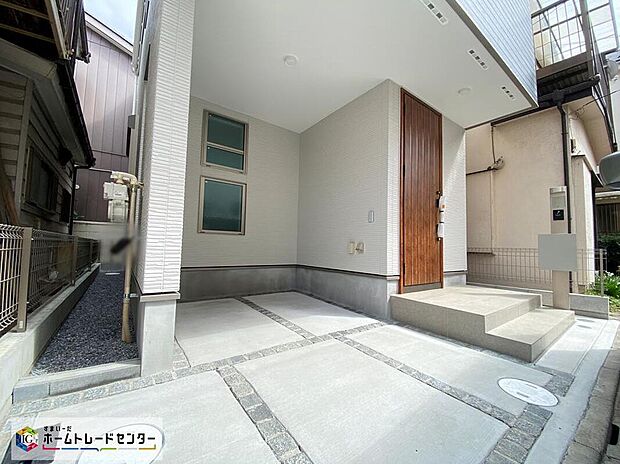 【≪Car space≫】強烈な日差しや、雨風、ホコリなどから大切な車を守るビルトインガレージ。また悪天候の時など、身体を濡らすことなく乗降できる点も魅力的です。