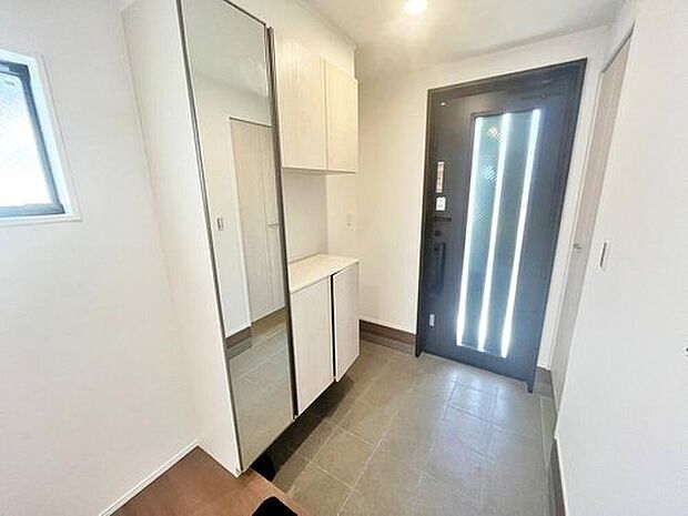 【≪entrance≫】姿見付きの明るい玄関!