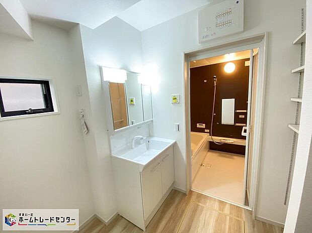 【洗面台・洗面所】サニタリースペースには窓が備えられております。毎朝の身支度も、陽の光差し込む明るい空間で、快適にお使い頂けそうです。