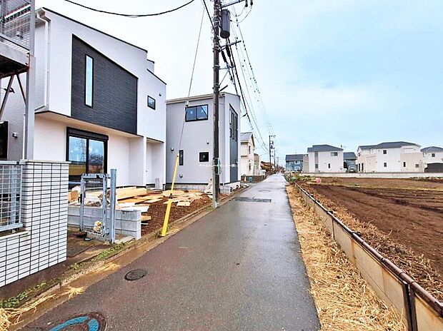 【前面道路含む現地写真】≪見学予約ができます！≫
1号棟前面道路☆交通量が少ない住宅街なので雨の日でも車の走行音も気になりません。