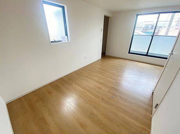 【リビング以外の居室】窓から光が差し込む室内!日の光で照らされた明るいお部屋は、趣味の時間を過ごす時も、家族や友達と一緒に過ごす時も、いつでも居心地のいいリラックスできる空間をお届けします!