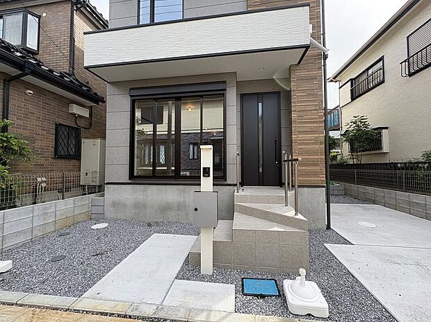 【駐車場】コンクリート仕上げのカースペースなら雨の日も足元を気にせず外出できます。