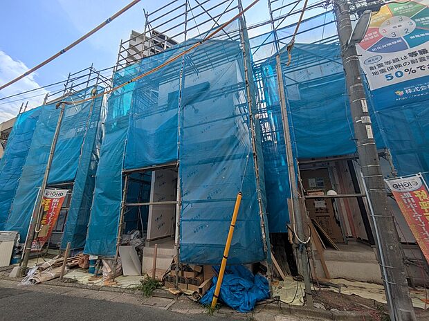 【現地外観写真】≪生活するだけの家ではなく「日々を楽しむ暮らし」を♪≫全棟ゆとりのある4LDKの住まい!2階に4部屋がまとまったプランで、家族団らんの空間と、プライベート空間の両立がしやすいです!
