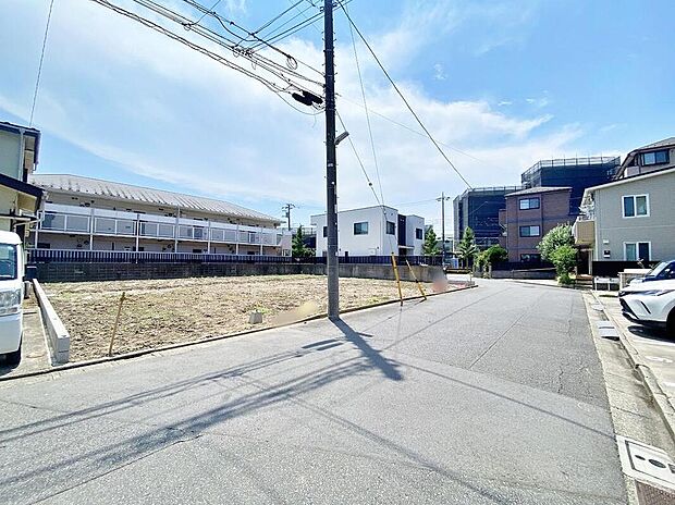 【現地外観写真】≪現地ご案内は便利なネット予約も可能です!お気軽にお問い合わせください♪≫
カースペースA号棟:1台、B・C号棟は2台♪前面道路は広々6m!陽当たり・風通し共に良好です!お車の駐車も楽々ですね♪