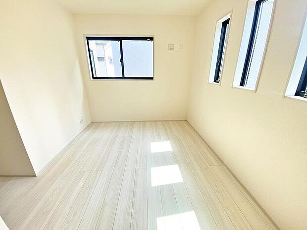 【≪Room≫】2面採光を確保した明るい室内は、風通しも良く、大変居心地の良い空間となっております。爽やかな風を感じて起きる朝は、快適生活の始まりに!