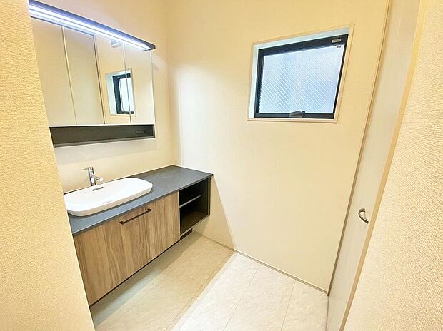 【≪Powder room≫】アップグレード仕様のフロート洗面台!ホテルライクな洗練されたサニタリースペース。毎日使う場所だからこそ、快適な空間となっております♪