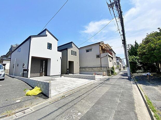 【前面道路含む現地写真】現地(2026年7月)撮影。前面道路4mの分譲地外観。木造2階建、土地147.84m2・建物105.3m2、駐車2台可。最寄り一之江駅徒歩9分!