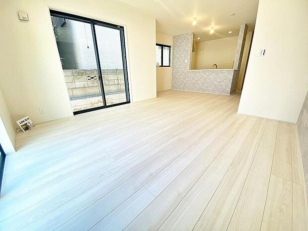 【≪Living room≫】広々とした開放感あふれるリビングです。ゆったり寛げる充分な広さがございますので、ご家族でインテリアのレイアウトを考えるのも楽しみになりそうです☆