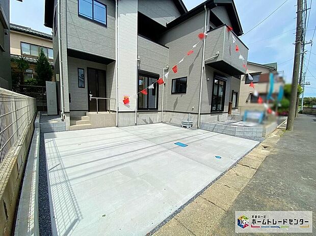 【駐車場】広々カースペース2台♪コンクリート仕上げのカースペースなら雨の日も足元を気にせず外出できます。