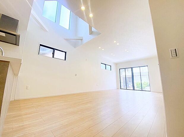 【≪Living room≫】吹き抜け採用で開放感が生まれるとともに、部屋全体が広く見え「余白」が生まれるのでオシャレな空間になります♪