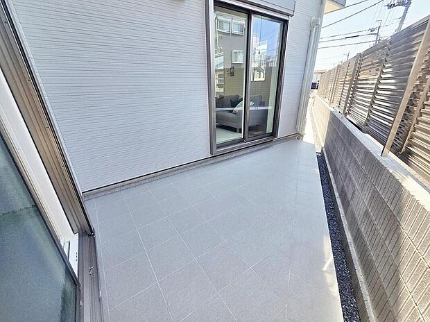 【庭】コンクリートやタイル敷きのため、泥や水に強く、掃除や水洗いが簡単です!室内から子供やペットの遊ぶ様子を見守りやすく、汚れたまま出入りしても室内に汚れが入りにくい♪