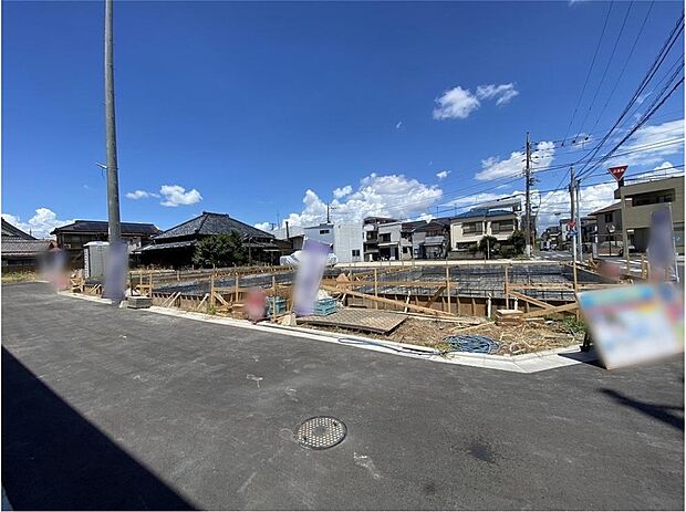 【現地外観写真】現地（2026年8月）撮影　□対面式キッチンや食洗機、浴室乾燥機など設備が充実。家事効率がアップし家族と過ごす時間が増えます。
