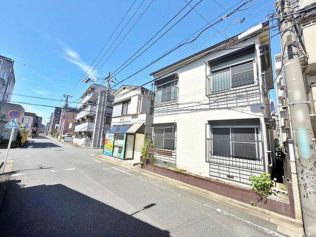 【前面道路含む現地写真】現地（2026年9月）撮影※解体工事前の写真です
前面道路は６ｍ！ゆとりがあり車の出し入れも余裕ができます♪