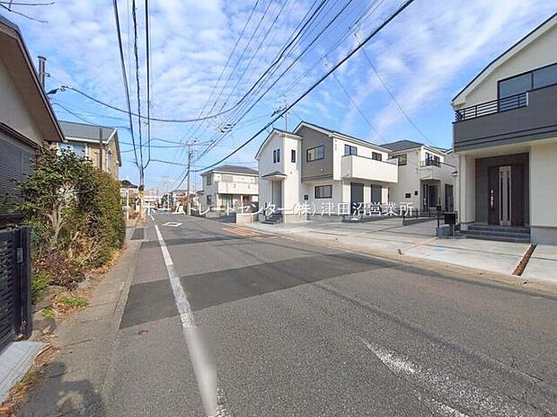 幅員約7mの広々とした前面道路。見通しが良く、駐車も楽々で毎日の出入りが快適です。開放的で日当たりも良好、ご家族みんなが暮らしやすい住まいです。