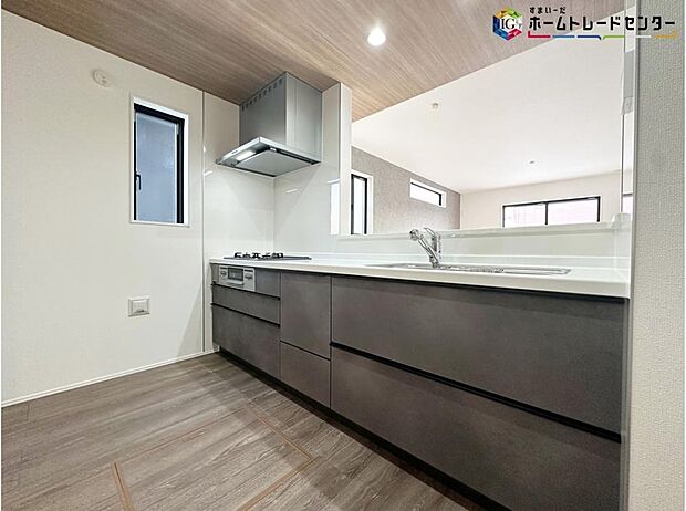 ≪Kitchen≫
リビングで遊んでいるお子様を見守りながら、時にはお喋りをしながら料理や後片付けができる人気の高いスタイルです♪