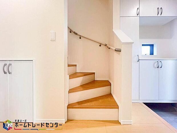 階段などに手すりを取り付けると、転倒・転落の防止はもちろん移動もラクになります。もしものことが起こる前に、日常生活がよりラクになりますので早めに備えておきたいものですね♪