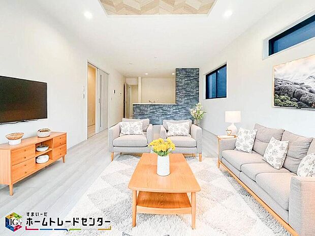 家族みんなが揃う場所だからこそ一番に陽当たりを考慮し明るくゆったりとくつろげる場所として設計しております。※こちらはCGで画像生成したイメージ画像になります。家具などは付いておりません。