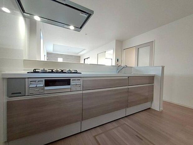 キッチンで作ったお料理もカウンター越しで受け渡しが可能なので、ママの家事の負担も軽減されますね♪キッチンとダイニングが1つの空間のようになりますので、部屋が広々とした感じを受けます。